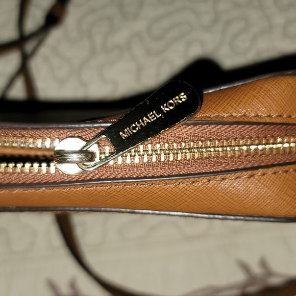 Michael Kors Jet Set Charm Large Crossbody - Picture 3 of 5